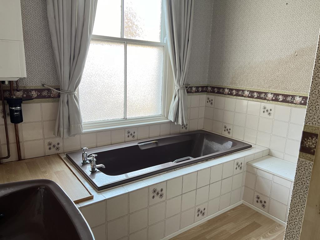 Lot: 114 - SUBSTANTIAL SEMI-DETACHED HOUSE FOR IMPROVEMENT - Bathroom on first floor